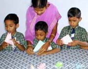 チャンドラセカールアカデミーの子供達。折り紙の授業